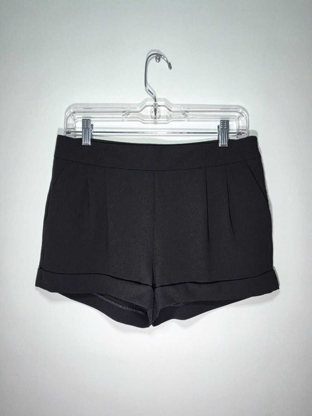 Express Womens Black Pleated Classy Cuffed Dress Shorts Side Zip w/Pockets Sz 6